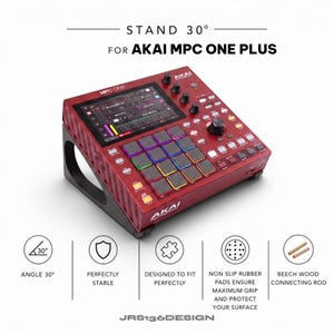 Può includere: Un supporto nero inclinato a 30 gradi che sostiene un controller per la produzione musicale Akai MPC One Plus rosso. Il supporto è dotato di un'asta di collegamento in legno di faggio e piedini in gomma antiscivolo. Testo: STAND 30 FOR AKAI MPC ONE PLUS.
