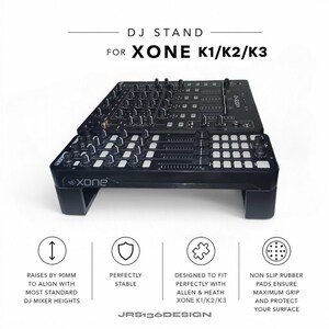 Könnte beinhalten: Schwarzer DJ-Ständer für Xone K1/K2/K3 Mixer. Der Ständer erhöht den Mixer um 90 mm, um sich an die Standard-DJ-Mixer-Höhen anzupassen. Verfügt über rutschfeste Gummipads für Halt und Oberflächenschutz. Entwickelt für Allen & Heath Xone K1/K2/K3.