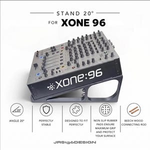 Op de afbeelding: Een donkergrijze standaard voor een Xone 96 DJ-mixer, voorzien van een hoek van 20 graden, een verbindingsstang van beukenhout en antislip rubberen pads. De tekst op de afbeelding vermeldt Stand 20 for Xone 96 voor deze stabiele houder.
