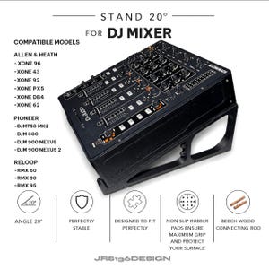 Könnte beinhalten: Schwarzer DJ-Mixer-Ständer mit 20-Grad-Winkel, passend für verschiedene Modelle. Kompatibel mit Allen & Heath, Pioneer und Reloop Mixern. Mit rutschfesten Gummipads und Buchenholz-Verbindungsstangen. Text: "STAND 20° FOR DJ MIXER".