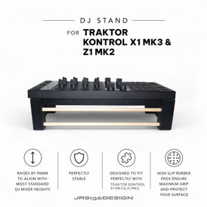 Könnte beinhalten: Schwarzer DJ-Ständer für Traktor Kontrol X1 MK3 & Z1 MK2. Der Ständer erhöht sich um 90 mm, um sich an die meisten Standard-DJ-Mixerhöhen anzupassen. Mit rutschfesten Gummipads. Der Ständer ist perfekt stabil.