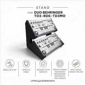 Pode incluir: Suporte preto para sintetizadores Duo Behringer TD3-RD6-TD3MO. O suporte tem dois níveis, angulados em 30 e 45 graus, com almofadas de borracha antiderrapantes e varetas de conexão em madeira de faia. O texto no suporte diz "STAND FOR DUO BEHRINGER TD3-RD6-TD3MO".