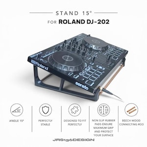 以下が含まれることがあります： ローランドDJ-202用の黒いスタンド、15度傾斜。滑り止めラバーパッドとブナ材の接続ロッド付き。「STAND 15° FOR ROLAND DJ-202」と「serato」の文字が記載されています。