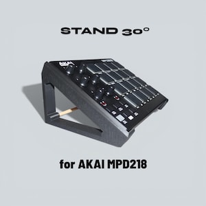 Może przedstawiać: Czarny stojak do kontrolera produkcji muzycznej AKAI MPD218, ustawiony pod kątem 30 stopni. Stojak ma solidną konstrukcję z drewnianą belką podporową. Wyświetlany jest tekst "STAND 30°" i "for AKAI MPD218".