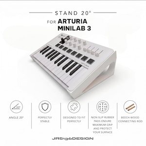 Peut inclure: Un support blanc pour clavier Arturia Minilab 3 avec un angle de 20 degrés, une tige de connexion en bois de hêtre et des patins en caoutchouc antidérapants. Le texte indique STAND 20 FOR ARTURIA MINILAB 3, ANGLE 20, PERFECTLY STABLE, DESIGNED TO FIT PERFECTLY, NON SLIP RUBBER PADS ENSURE MAXIMUM GRIP AND PROTECT YOUR SURFACE, BEECH WOOD CONNECTING ROD, et JRS136DESIGN.