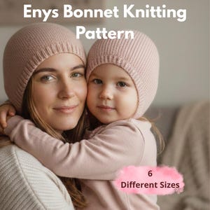 Könnte beinhalten: Eine Frau und ein Kind tragen passende hellrosa Strickmützen. Das Bild zeigt den Text "Enys Bonnet Knitting Pattern" und "6 Different Sizes". Die Frau umarmt das Kind, beide tragen die gleiche Art von Mütze.