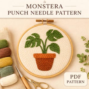 Op de afbeelding: Een punch needle patroon van een Monstera plant in een terracotta pot, weergegeven in een houten borduurring. Het ontwerp heeft groene bladeren en een bruine pot tegen een crèmekleurige achtergrond. De tekst "MONSTERA PUNCH NEEDLE PATTERN" staat bovenaan.
