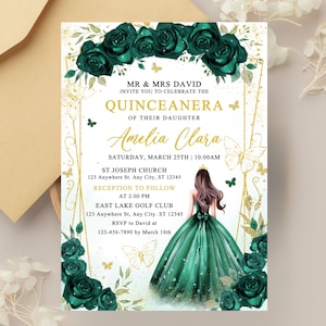 Könnte beinhalten: Eine Einladung zur Quinceañera mit smaragdgrünen Rosen und goldenen Akzenten. Die Einladung enthält den Text "MR & MRS DAVID INVITE YOU TO CELEBRATE THE QUINCEANERA OF THEIR DAUGHTER Amelia Clara". Eine Zeichnung eines Mädchens in einem grünen Kleid ist ebenfalls enthalten.