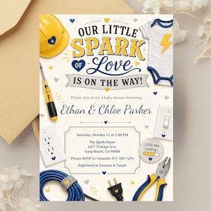 Op de afbeelding: Een uitnodiging voor een babyshower met een gele veiligheidshelm, een grijze romper met een gele bliksemschicht, een schroevendraaier, een blauw verlengsnoer, een tang en stopcontacten. De tekst luidt Our Little Spark of Love Is On The Way.