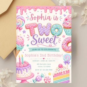 以下が含まれることがあります： Sophia is TWO Sweet、Join Us To Celebrate、Sophia's 2nd Birthdayというテキストが書かれた誕生日招待状。カップケーキ、ドーナツ、キャンディ、アイスクリーム、2本のキャンドルが灯ったケーキのイラストが描かれています。