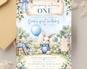 Puede incluir: Una tarjeta de invitación para el primer cumpleaños con una ilustración en acuarela de un conejo con traje azul sosteniendo un globo azul. El texto dice Some bunny is turning ONE, Noah's first birthday, e incluye detalles del evento.