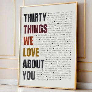 Puede incluir: Un cuadro decorativo con el texto THIRTY THINGS WE LOVE ABOUT YOU en letras grandes y multicolores. Junto al título, una lista de treinta sentimientos personales está impresa en una fuente negra pequeña, separados por iconos de corazones.