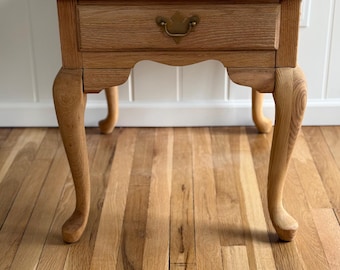 Mesa auxiliar/de apoyo de roble macizo de Broyhill Furniture