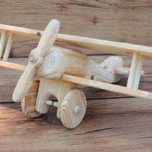 Avión de madera hecho a mano
