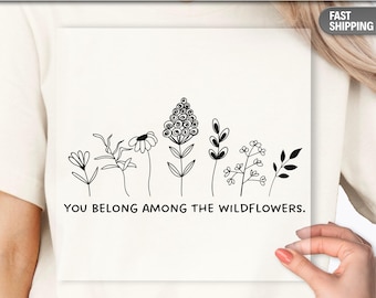 Camiseta con cita sobre flores silvestres / Camiseta «Tu lugar está entre las flores silvestres» / Arte lineal minimalista de la naturaleza