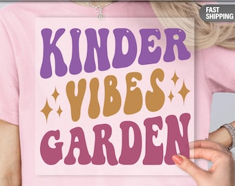 Diseño retro para camiseta de maestra de preescolar con estampado Kinder Vibes Garden DTF Transfer / Estampado divertido para la vuelta al cole