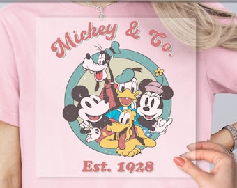 Transferencia DTF retro de Disney Mickey and Co., Mickey & Co. Est. 1928, DTF retro de Disney Mickey, DTF de Mickey Co., Transferencia para planchar, Mickey And Co.