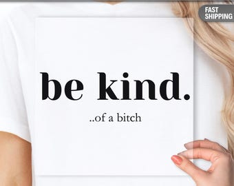 Sé amable… con una perra. Transferencia DTF / Diseño de camiseta con frase sarcástica y divertida / Estampado gráfico con actitud audaz