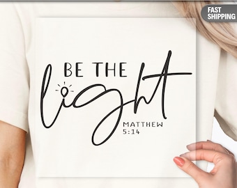 «Sé la luz» (Transferencia DTF) – Versículo bíblico Mateo 5:14 – Cita de fe cristiana – Diseño para estampado en caliente para camisetas, sudaderas y regalos religiosos