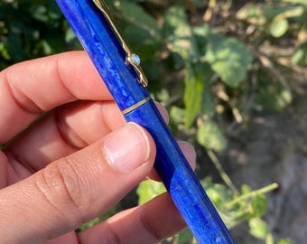 Ręcznie robiony królewski niebieski długopis z lapis lazuli – złote okucia, akcenty z kryształków, prezent dla pisarzy
