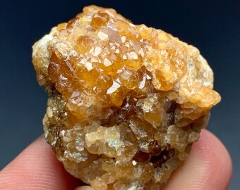 Esemplare di cristallo di granato naturale da 27 grammi: collezione di minerali dal Pakistan (32x26x22 mm)