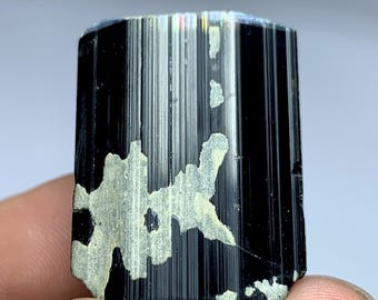 21-gramowy kryształ czarnego turmalinu: kolekcja minerałów z Pakistanu