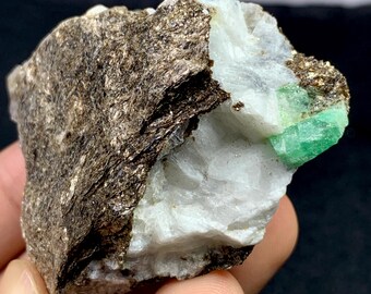 Ejemplar de cristal de esmeralda natural: Chitral Pakistan, 81 gramos