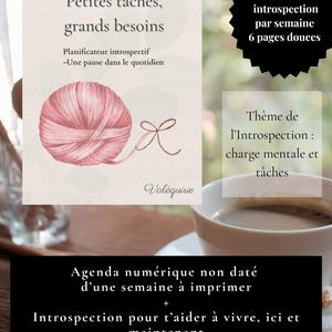 Könnte beinhalten: Ein digitaler Planer mit dem Text "Petites tâches, grands besoins" und "Introspection pour t'aider à vivre, ici et maintenant." Der Planer enthält eine Aquarellillustration eines Wollknäuels und eine Tasse Kaffee.