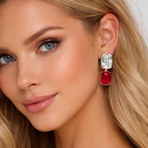 Pendientes de metal bañado en oro con cristal rectangular y circonita roja rubí