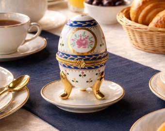 Luxe porseleinen eierhouder met gouden accenten – elegante eierdoos – verfijnd servies in vintage stijl – decoratief ontbijtstuk