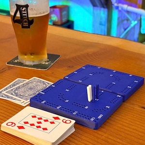 Wieg voor onderweg! Compacte kartonnen doos met magnetische sluiting, klaar voor game-avond en gepersonaliseerde cadeaus.