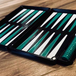 Magnetic Backgammon Set: Compact 3D Printed Travel Board Game with Integrated Tray