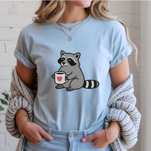 Tvättbjörnskaffe T-shirt: Djurmamma T-shirt Gåva för koffeinälskare Vildlivstema Grafisk Topp