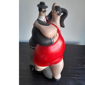 TANGOSKULPTUR – Tangopar i nära omfamning – Handgjord keramisk konst – Botero-stil – Argentinsk gåva