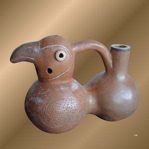 Puede incluir: Un recipiente de cerámica marrón con forma de ave, con un pico curvado, un ojo circular y un cuerpo redondeado con detalles de alas grabados. El recipiente incluye un asa hueca que conecta la cabeza del ave con una boquilla cilíndrica.