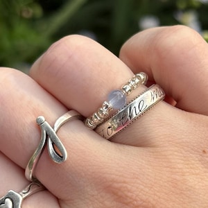 Anello Moonwater, anello con perline in argento, anello con perline delicato, anello impilabile fatto a mano, anello con perline regolabile, anello blu minimalista, per lei