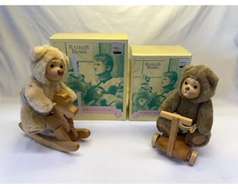 Lote de 2 osos de peluche Raikes antiguos: Ben con caballito mecedor y Mitzi con patinete.