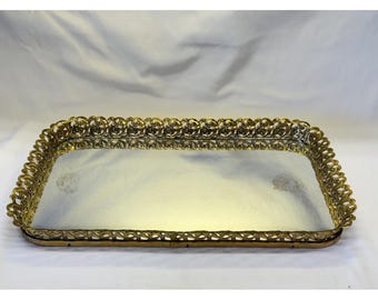 Bandeja de tocador rectangular vintage con espejo y filigrana dorada, estilo Hollywood Regency.