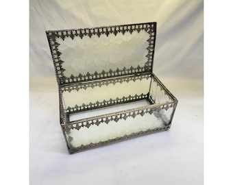 Fleur-de-lis-snuisterijdoosje van glas en zilverkleurig dubbel scharnierend deksel
