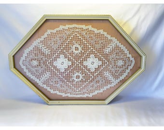 Tapete de ganchillo blanco vintage hecho a mano, enmarcado a medida, con marco dorado y paspartú.