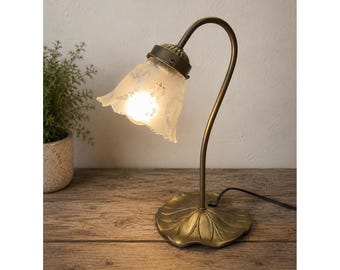 Lampa biurkowa VTG w stylu secesyjnym z mosiężnym kołnierzem w kształcie lilii wodnej z białym matowym kloszem