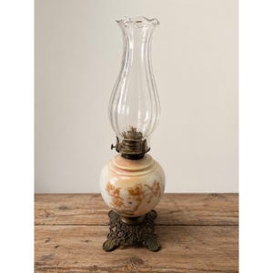 Antieke salonolielamp handgeschilderd bloemdessin doorzichtige zware schoorsteen