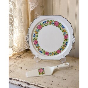 Conjunto de prato e espátula para bolo com rosas em ponto cruz petit point da Harker Pottery