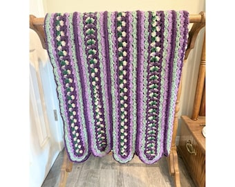 Patrón de ganchillo afgano morado, verde y crema "Mile A Minute" hecho a mano estilo Grannycore