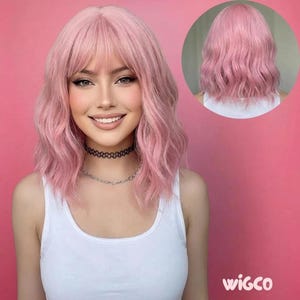 Perruque rose avec frange | Perruque synthétique courte ondulée pastel de 35,5 cm (14 pouces) sans colle | WigCo