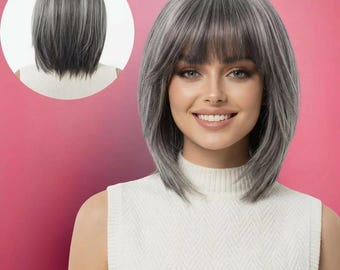 Kurze graue Bob-Perücke mit Pony | 10 Zoll gerade Synthetik | Silber Layered Cut | PerückeCo