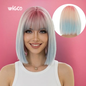 Peut inclure: Une perruque au carré arrivant aux épaules avec des cheveux raides et une frange. Les cheveux passent d'un rose doux aux racines à un bleu clair aux pointes. Le nom de marque WIGCO est imprimé en blanc dans le coin supérieur gauche.