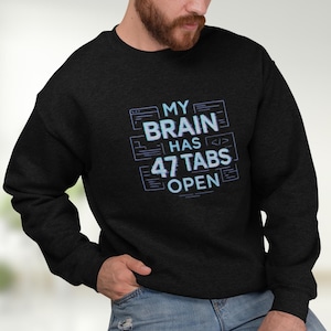 Könnte beinhalten: Schwarzes Sweatshirt mit dem Text "MY BRAIN HAS 47 TABS OPEN" in hellblauer, verpixelter Schrift. Das Design beinhaltet Computerbildschirm- und Codesymbole. Ein lässiges, bequemes Kleidungsstück.