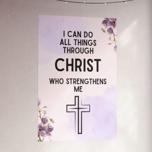 Könnte beinhalten: Ein Poster mit dem Text "I CAN DO ALL THINGS THROUGH CHRIST WHO STRENGTHENS ME" in schwarzer Schrift. Unten befindet sich ein schwarzes Kreuz. Der Hintergrund ist helllila mit floralen Akzenten.