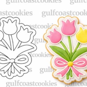 Peut inclure: Un emporte-pièce et un biscuit décoré en forme de bouquet de tulipes. Le biscuit décoré présente des tulipes roses et jaunes, des feuilles vertes et un nœud rose. L'emporte-pièce est un contour noir du même motif.